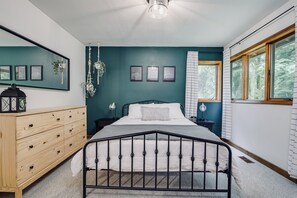 5 soverom, skrivebord, strykejern/-brett og reiseseng for barn