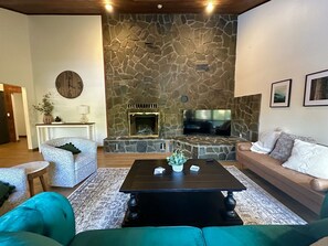 Smart-TV, peis og bøker