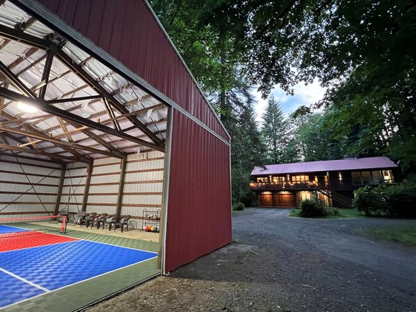 Sport court - Indoor Pickleball - Pet Friendly, 2 Acres, HotTub! (Brightwood)