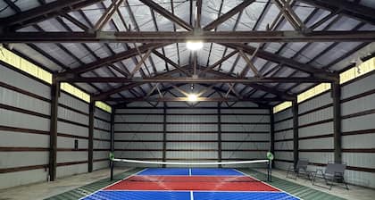 Indoor Pickleball - Pet Friendly, 2 Acres, HotTub!