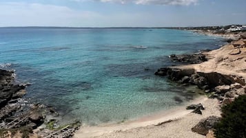 Ligstoelen aan het strand