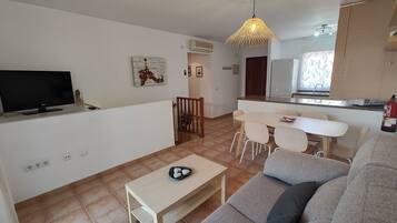 Een televisie en boeken