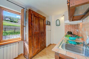 Standard Studio, Mountain View (Studio Clotes Ski In - Ski Out) | Private kitchen | Fridge, microwave, oven, stovetop - Studio Clotes Ski In - Ski Out (Sauze d'Oulx)