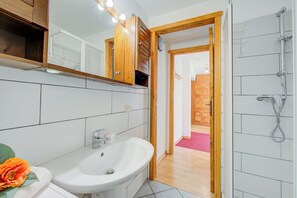 Estúdio standard, vista para a montanha (Studio Clotes Ski In - Ski Out) | Banheiro | Chuveiro, secador de cabelo, bidê, toalhas de banho
