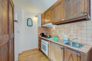 Studio Standar, pemandangan gunung (Studio Clotes Ski In - Ski Out) | Dapur pribadi | Lemari es, microwave, oven, dan kompor