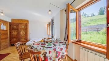 Standard Studio, Mountain View (Studio Clotes Ski In - Ski Out) | Living area | 21-inch TV with cable channels