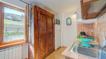 Standard Studio, Mountain View (Studio Clotes Ski In - Ski Out) | Private kitchen | Fridge, microwave, oven, stovetop