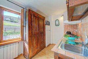 标准开间, 山景 (Studio Clotes Ski In - Ski Out) | 私人厨房 | 冰箱、微波炉、烤箱、炉灶