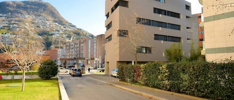 Vista frontal de la propiedad