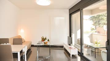 Apartment, 1 Bedroom, Accessible, Balcony | Living room