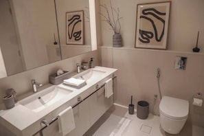Apartamento, 2 quartos, acessível, sacada | Banheiro