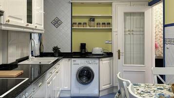 Een koffiezetapparaat/waterkoker, een koelkast, een magnetron, een oven