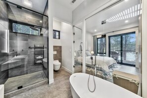 Badewanne, Haartrockner, Handtücher