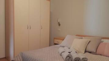 Familienapartment, 2 Schlafzimmer, Terrasse, Blick auf den Innenhof | 2 Schlafzimmer, individuell dekoriert, individuell eingerichtet