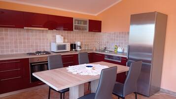 Apartamento família, 2 quartos, terraço, vista para o pátio | Opções para refeição no quarto