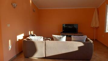 Familienapartment, 2 Schlafzimmer, Terrasse, Blick auf den Innenhof | Wohnbereich | 100-cm-Fernseher mit Satellitenempfang