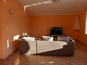 Familienapartment, 2 Schlafzimmer, Terrasse, Blick auf den Innenhof | Wohnbereich