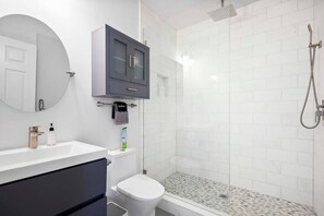 Shower, hair dryer, towels - Free Parking, Big Patio, Next to Restaurants, Bars (St. Augustine)
