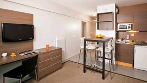 Microwave, oven, cookware/dishes/utensils - Appartement Cosy Euralille  (Lille)