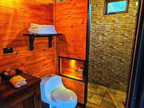Deluxe Double Room | Bathroom | Separate tub and shower, jetted tub, rainfall showerhead - Hakuna Matata glamping (Monguí)