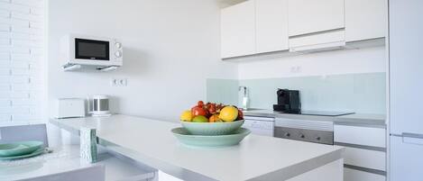 Réfrigérateur, micro-ondes, four, plaque de cuisson