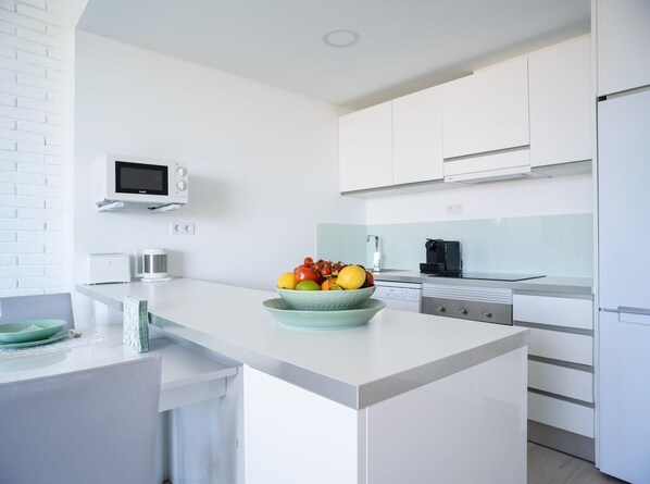Frigorífico, microondas, horno y placa de cocina