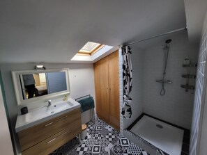 Douche, sèche-cheveux, serviettes fournies, savon