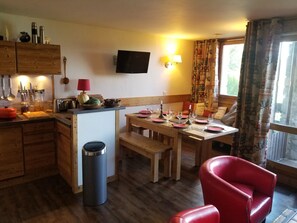 Dining - Fully renovated apartment, ski-in, 55 m2, superb mountain view (Les Allues)