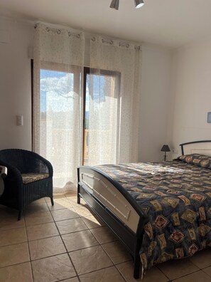 3 quartos, ferros/tábuas de passar roupa, berço de viagem