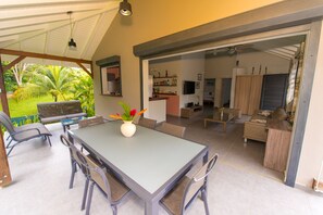 Outdoor dining - A unique and authentic experience at villa KAZ TI PUNCH (Petit-Bourg)