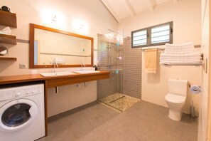 Dusche, Haartrockner, Handtücher, Toilettenpapier