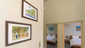 Een hotelkamer met een bed, een nachtkastje en een wandgemonteerde airconditioning.
