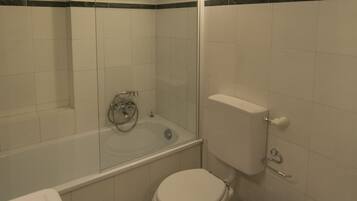 Haartrockner, Bidet, Handtücher, Seife