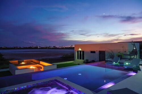 Large, Modern apartment with pool in exclusive Malmok/Arashi area, near beach.