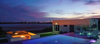 Large, Modern apartment with pool in exclusive Malmok/Arashi area, near beach.