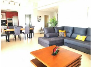 Smart TV, chimenea, futbolito y libros