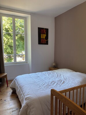 4 habitaciones, tabla de planchar con plancha y cuna de viaje 