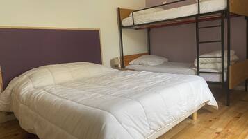 4 slaapkamers, een strijkplank/strijkijzer, reisbedje, gratis wifi