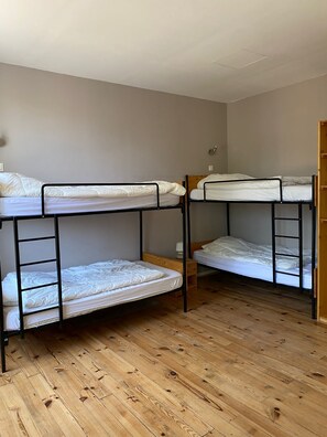 4 chambres, fer et planche à repasser, lit parapluie, Wi-Fi gratuit