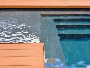 A swimming pool with clear water and wooden steps leading into it. - Pascià boutique hotel (Ragalna)