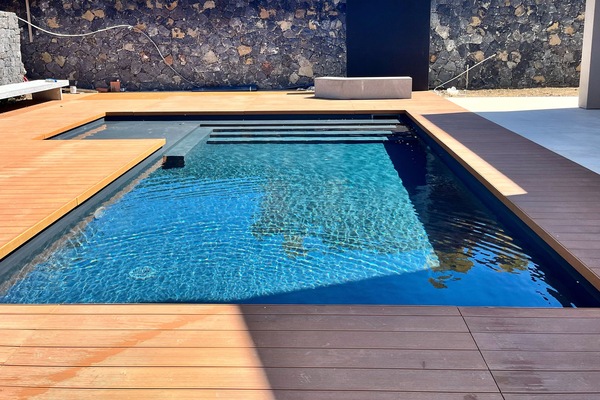 Hồ bơi ngoài trời phục vụ theo mùa