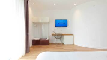 Minibar, desk, free WiFi