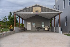 Outdoor dining - close to the city, supermarkets, beaches & views of the city when you're outside (St.John's)