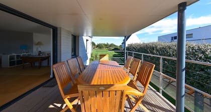 Recently refurbished villa with sea views, closed garden and 80 m from beach.