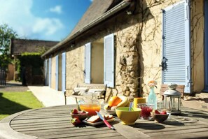 Outdoor dining - GITES SAINT-AMAND: typical Périgord stone house (24260 - LE BUGUE)