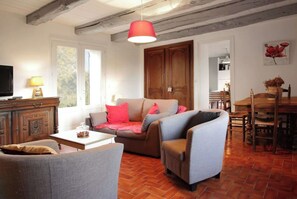 Télévision, cheminée, livres