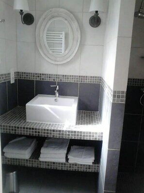 Een douche, een haardroger, handdoeken