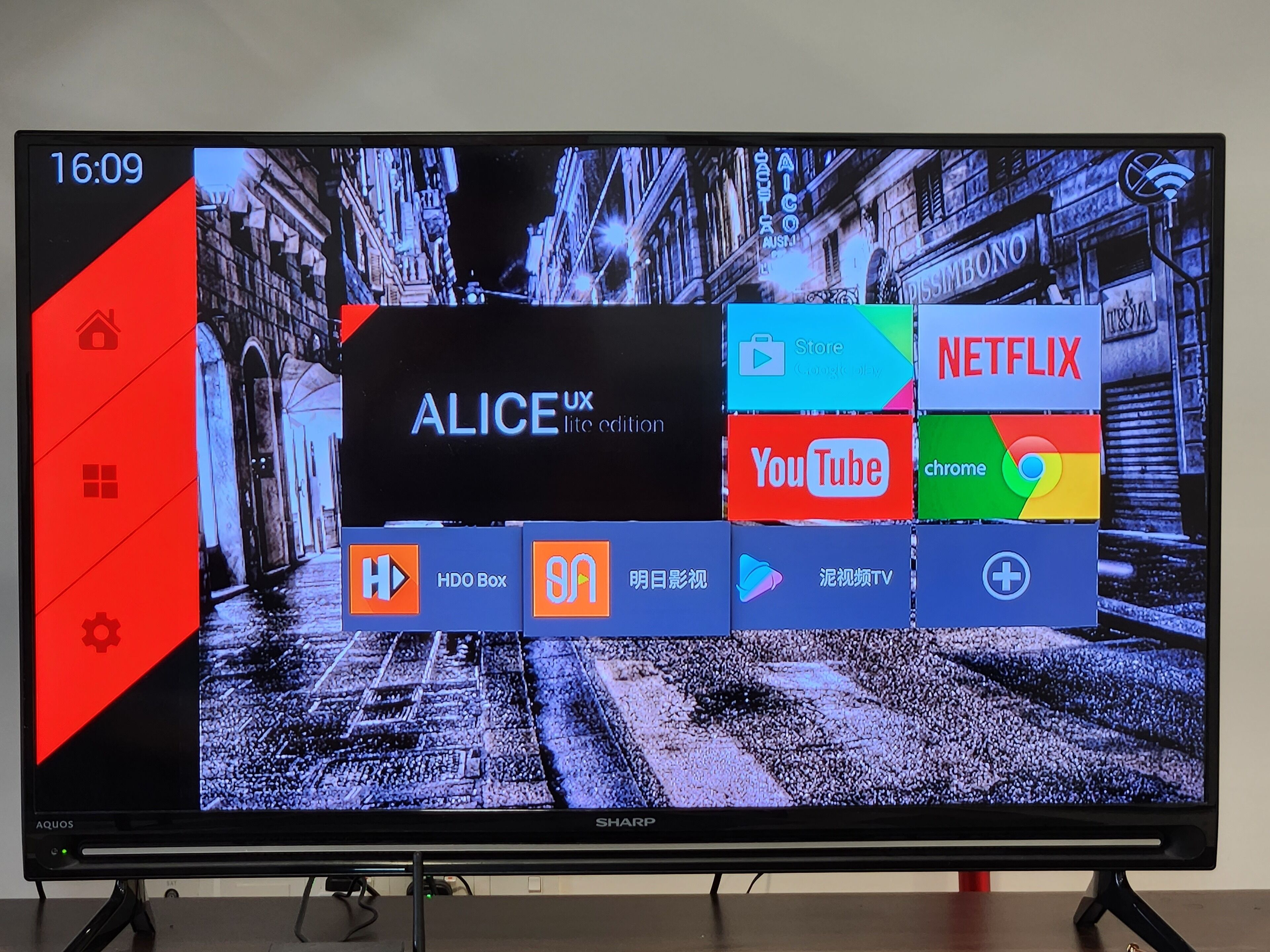 Un écran de télévision affichant une variété de services de diffusion en continu et une interface de jeu.