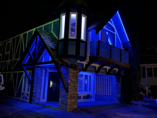 Exterior - Biergarten Hideaway - Center of Downtown Blowing Rock - NEWLY LISTED (Blowing Rock)