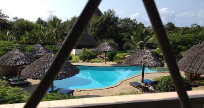 Villa Sarabi - Cozy house for 8 people, 4 minutes to the beach with cook